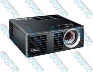 Компактный портативный проектор Optoma ML750e в черном корпусе, вид спереди под углом