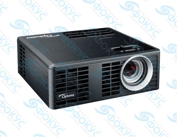 Компактный портативный проектор Optoma ML750e в черном корпусе, вид спереди под углом
