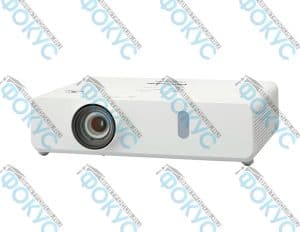 Проектор Panasonic PT-VW360 в белом корпусе, вид спереди под углом с объективом и вентиляционными решетками