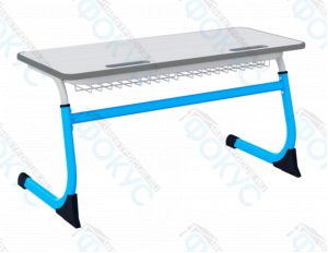 Ученическая парта с серой столешницей, синими металлическими опорами и сеткой для хранения под столешницей