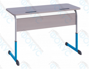 Ученическая парта с серой столешницей с двумя вырезами, экраном из того же материала и синими регулируемыми металлическими опорами
