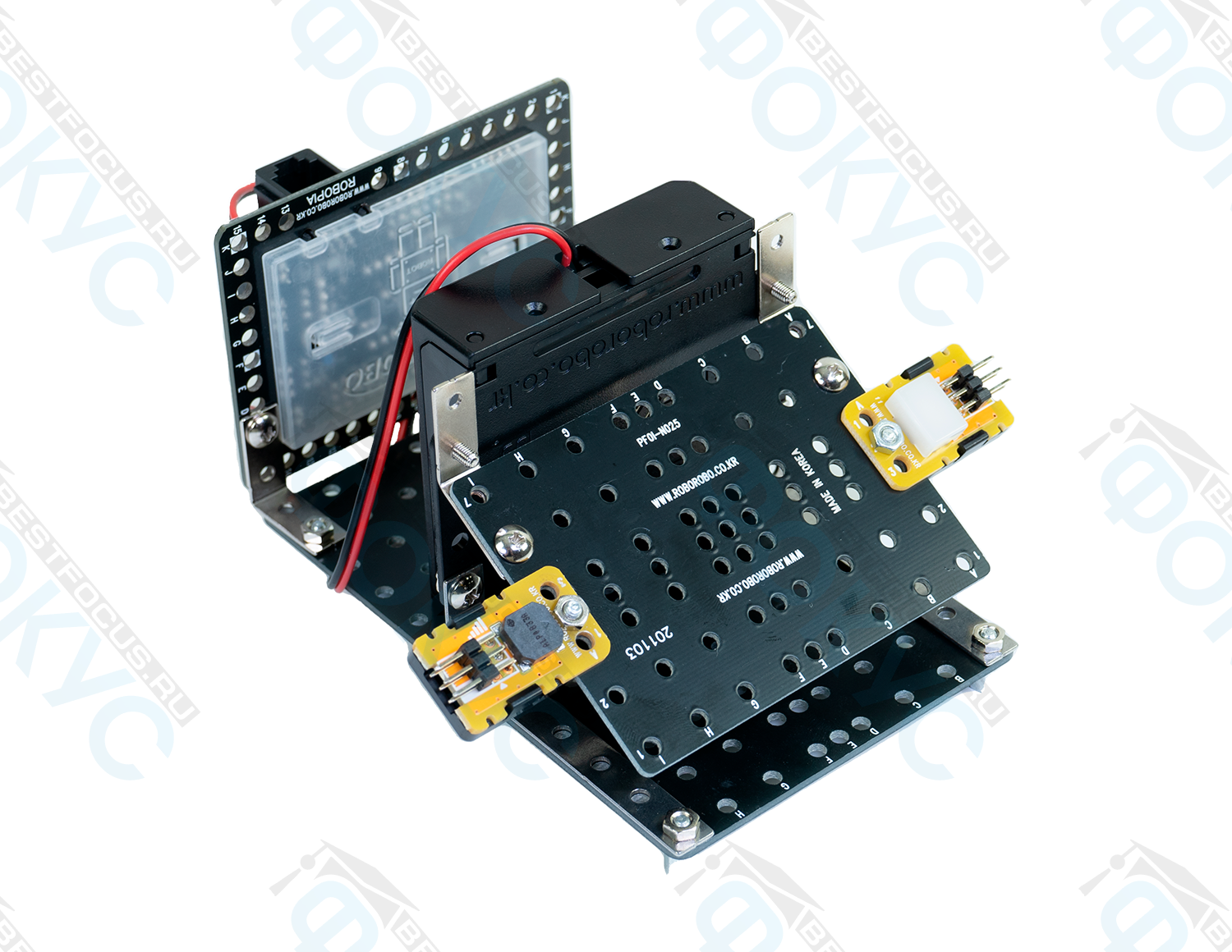 Базовый робототехнический набор — конструкция с металлическим каркасом, сенсорами и платой управления для учебного проектирования и соревнований