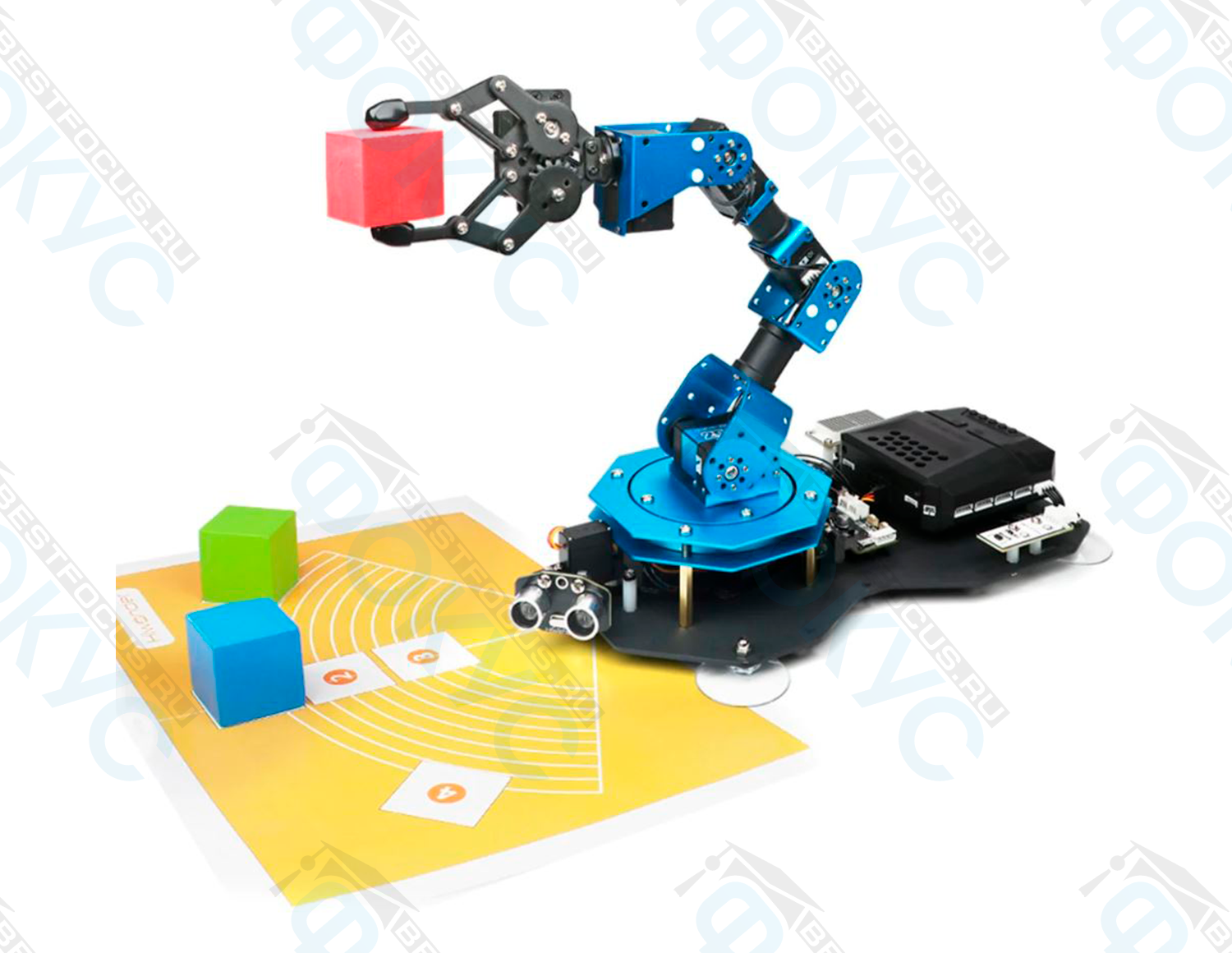 Робототехнический манипулятор с захватом кубика на учебном поле для сортировки