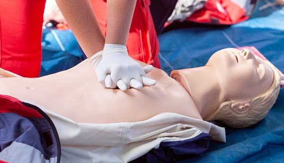 Манекен для обучения сердечно-легочной реанимации в кабинете ОБЖ