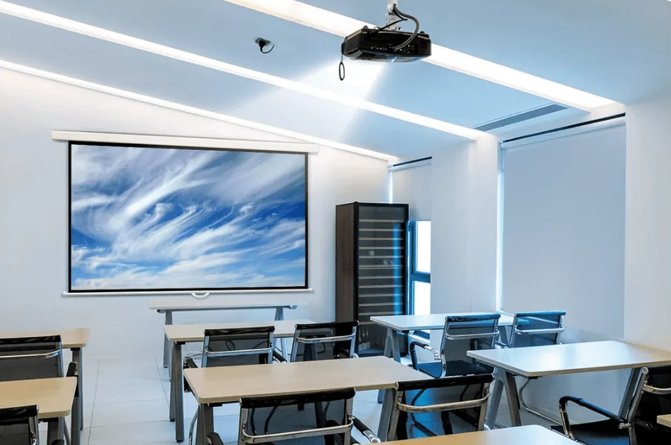 multimedia-equipment «Фокус» - оснащение образовательных учреждений | Мультимедийное оборудование для уроков: проекторы, панели, акустика