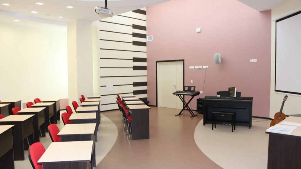 music-room-1 «Фокус» - оснащение образовательных учреждений | Кабинет музыки в школе: акустика, микрофоны, инструменты и мультимедийные решения